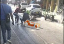 Cayeron varios con motos por un aceite que dejó derramar un carro en sectores del mercado de Santa Marta. Aqui dos vídeos del momento exacto en que caen.